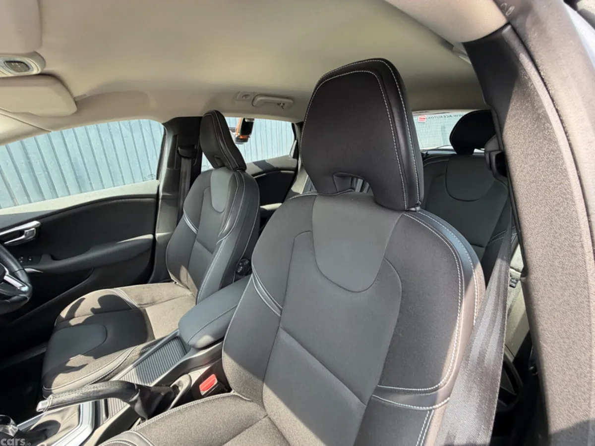 Volvo V40 Hatchback, Diesel, 2018, Grey