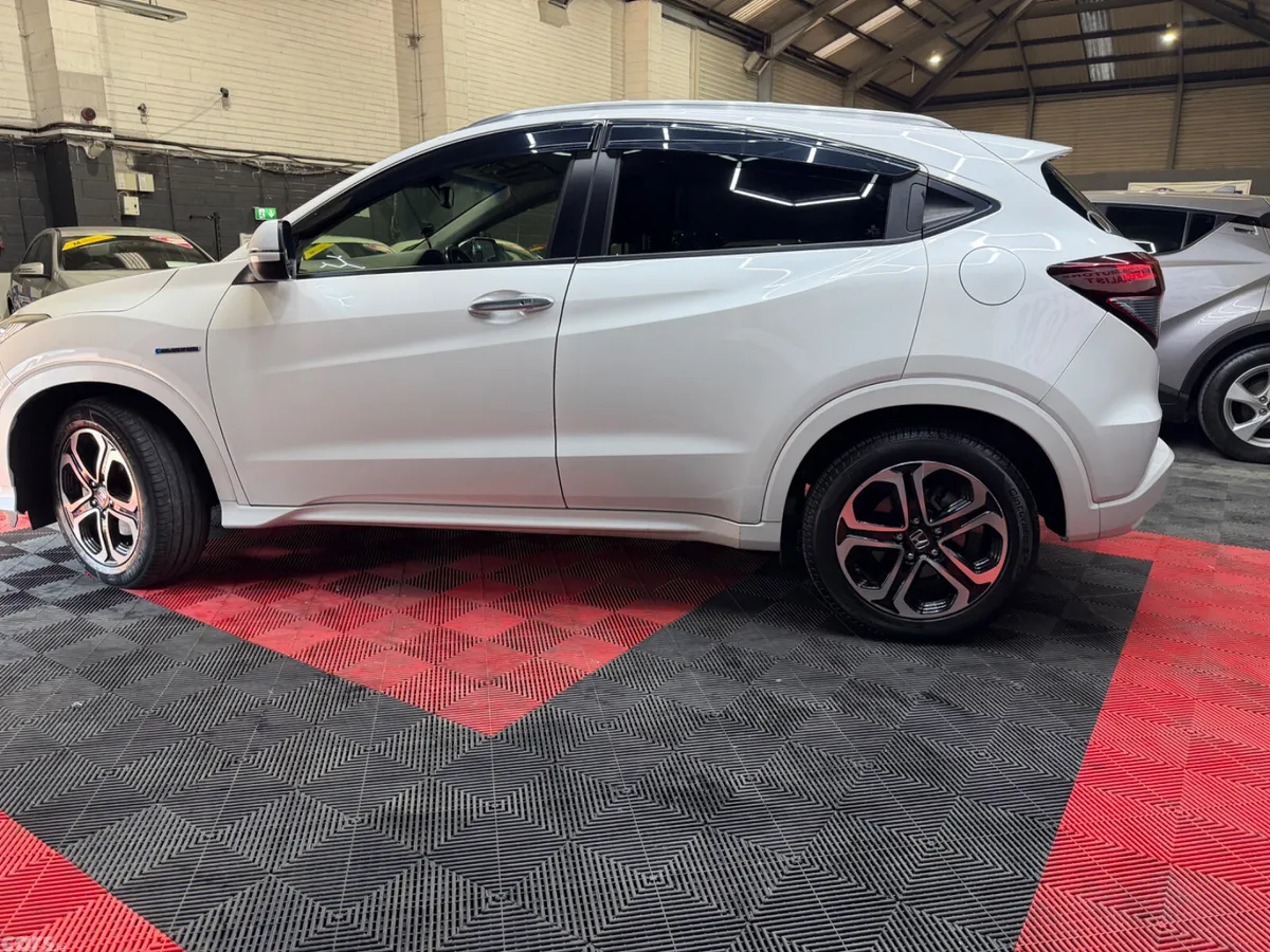 Honda Vezel Estate, Petrol Hybrid, 2015, White