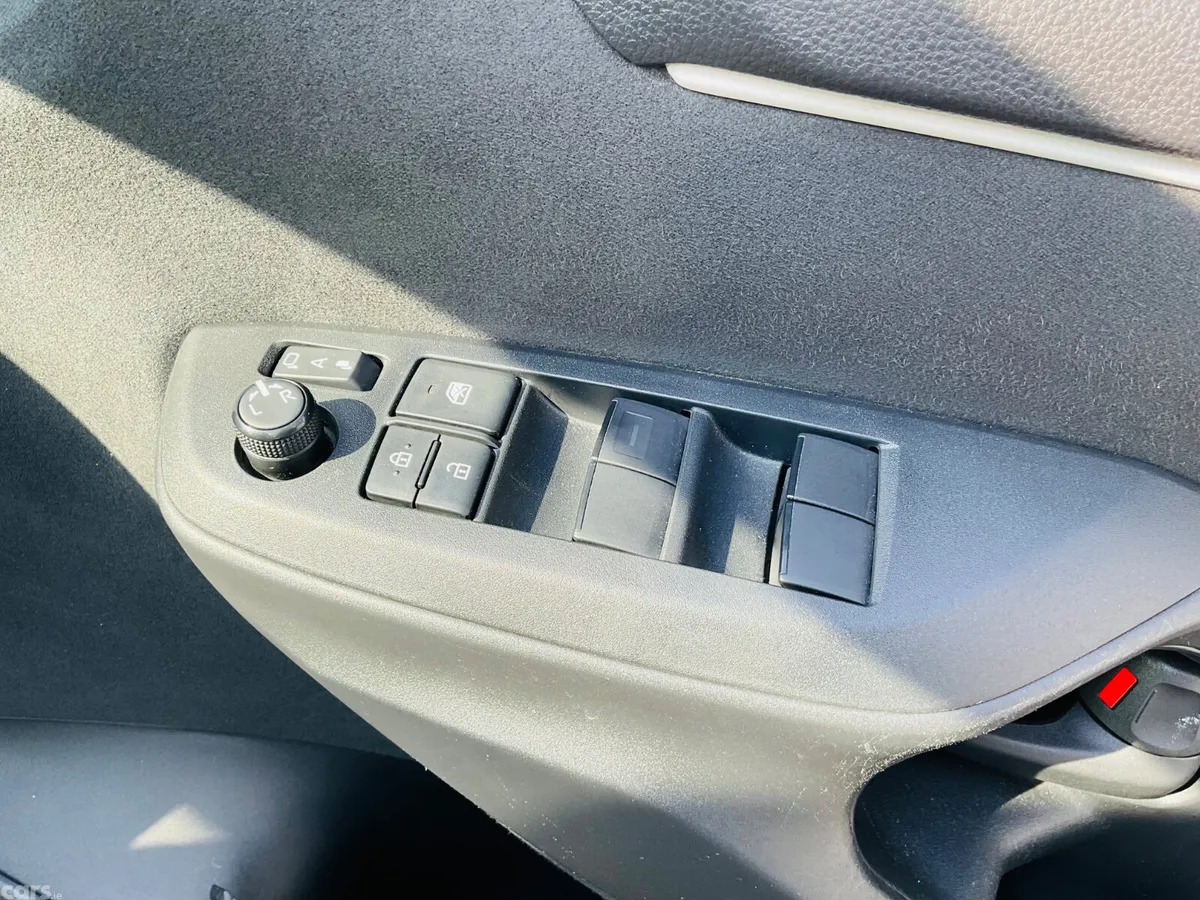 Toyota Yaris Hatchback, Petrol Hybrid, 2023, White
