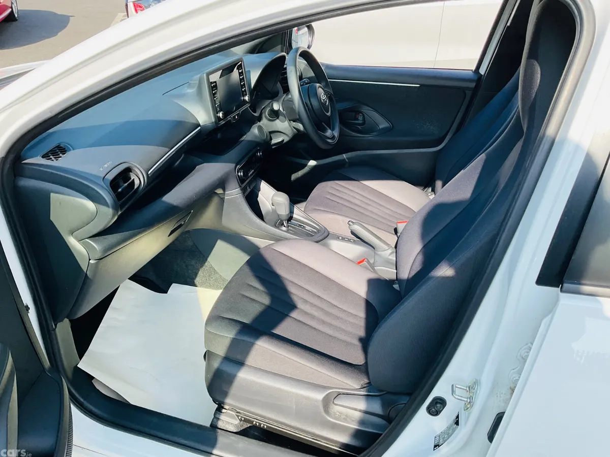 Toyota Yaris Hatchback, Petrol Hybrid, 2023, White