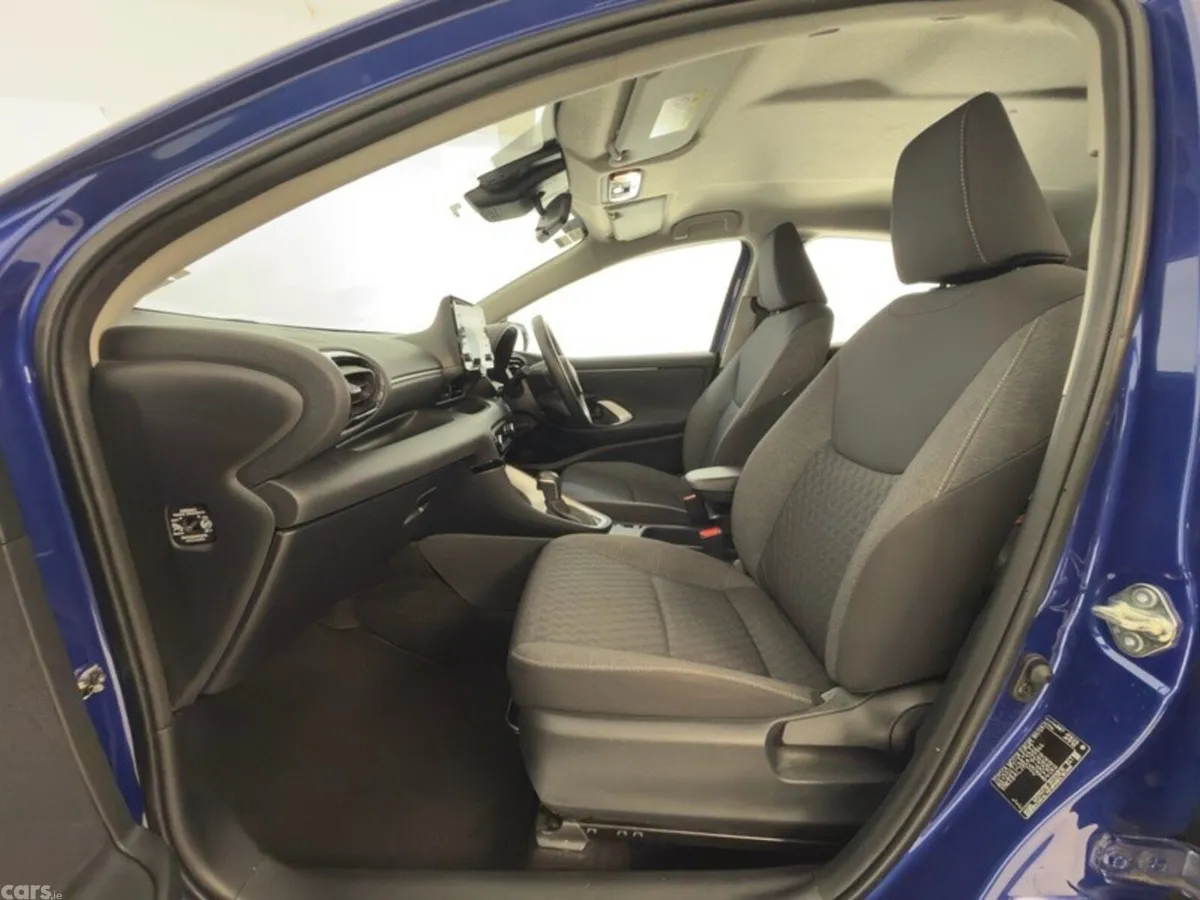 Toyota Yaris Hatchback, Petrol Hybrid, 2023, Blue