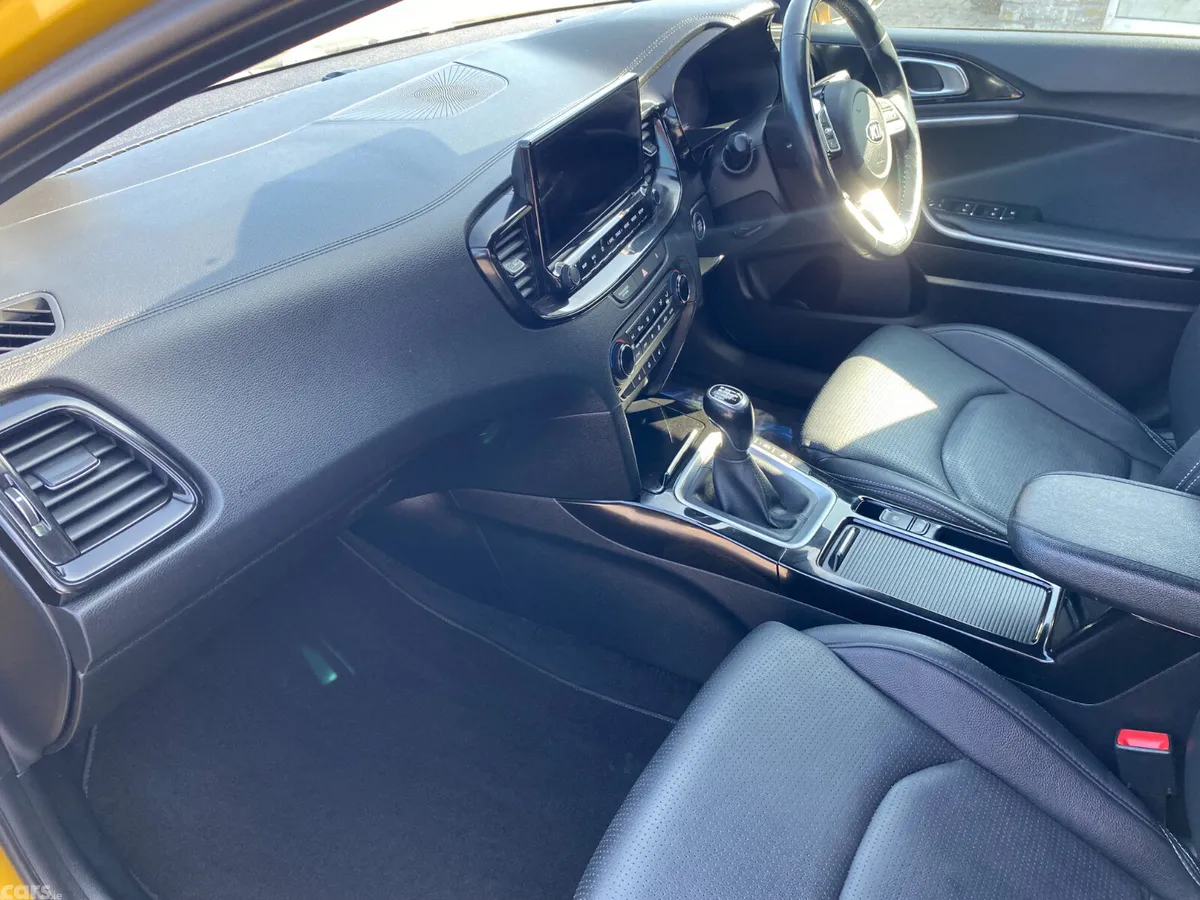 Kia XCeed Hatchback, Petrol, 2020, Yellow