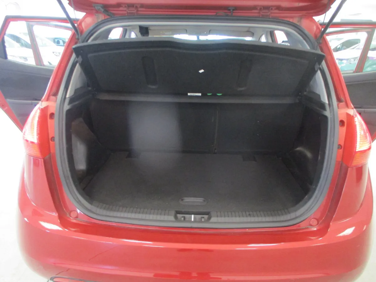 Kia Venga Hatchback, Petrol, 2017, Red