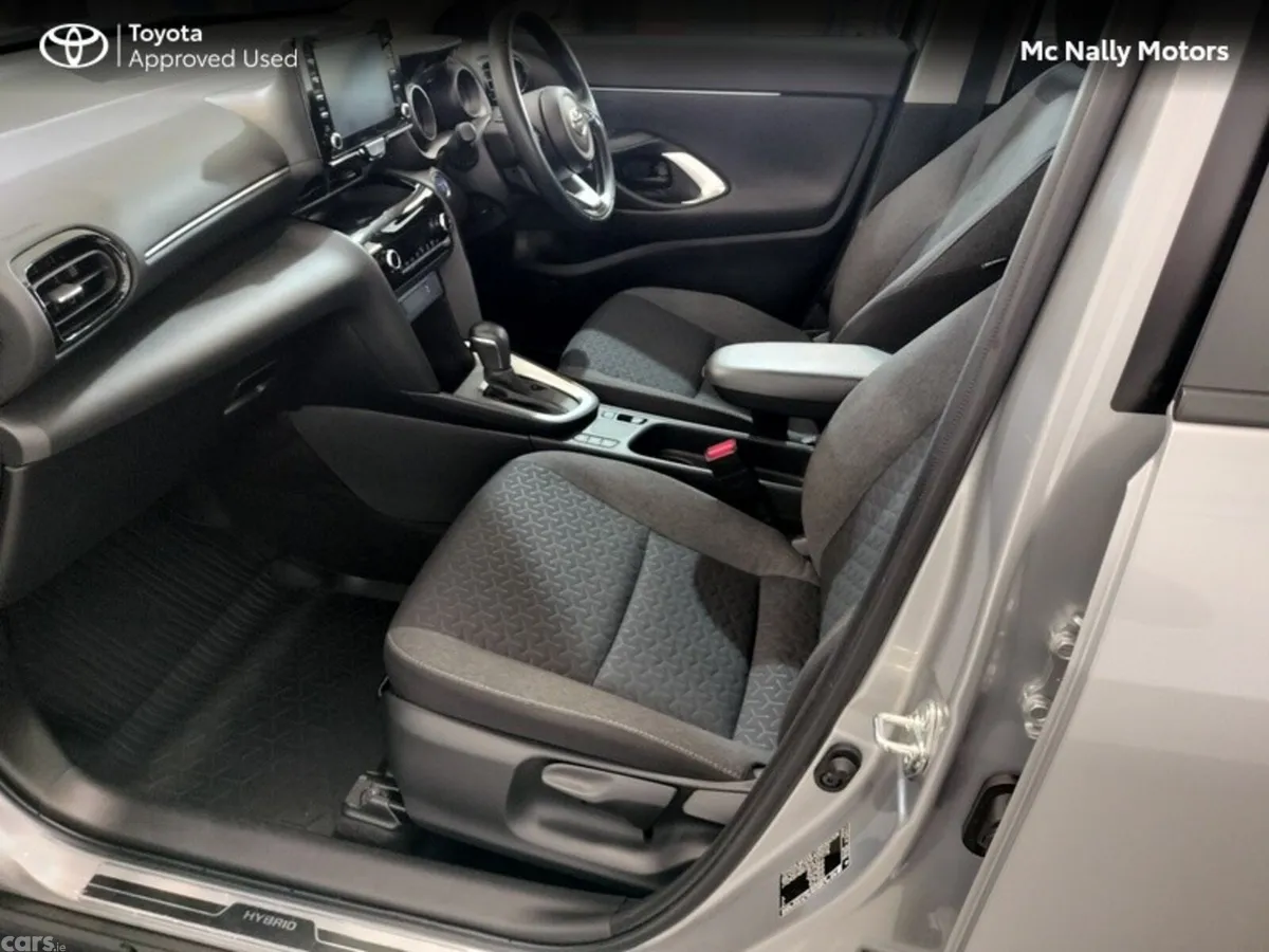 Toyota Yaris Cross Hatchback, Petrol Hybrid, 2024, Silver