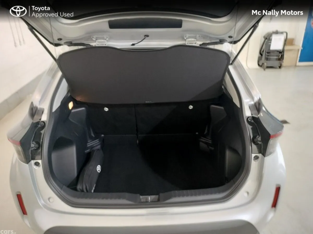 Toyota Yaris Cross Hatchback, Petrol Hybrid, 2024, Silver
