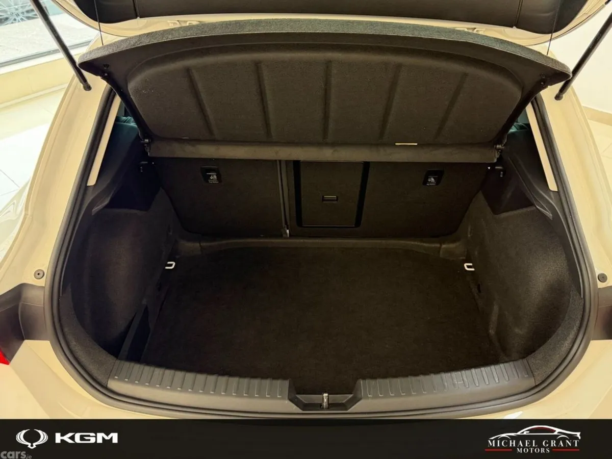 SEAT Leon Hatchback, Diesel, 2021, White