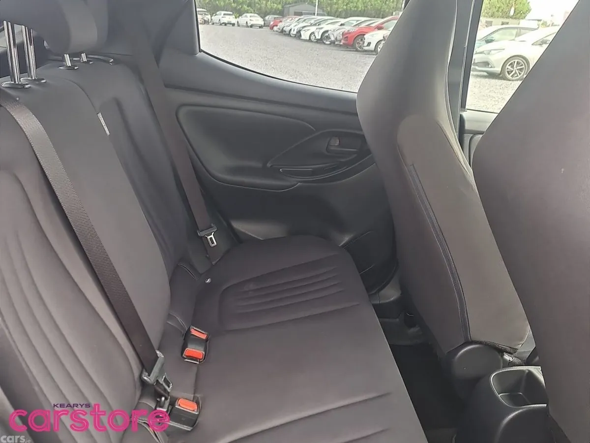 Toyota Yaris Hatchback, Petrol Hybrid, 2022, Blue