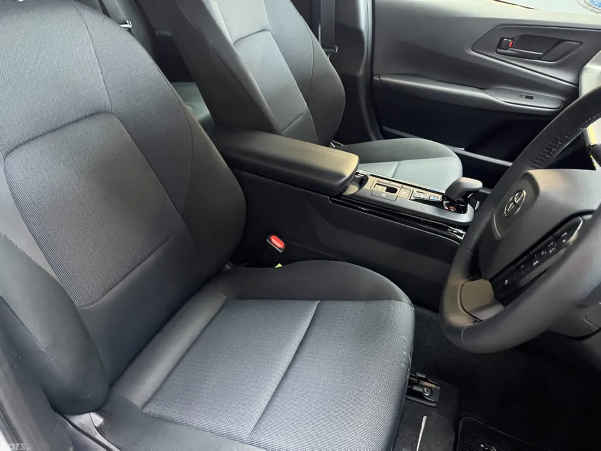 Toyota Prius Estate, Petrol, 2025, White