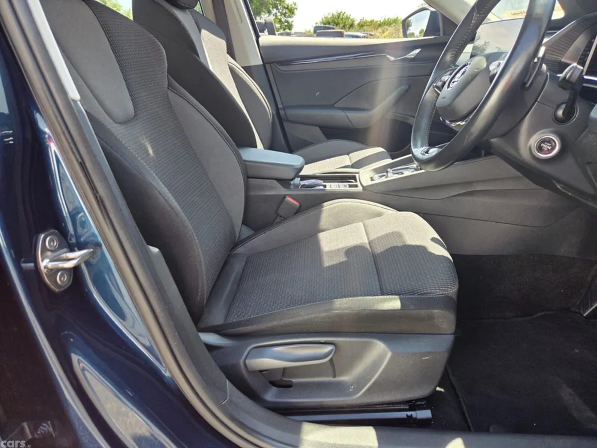 Skoda Octavia Hatchback, Diesel, 2023, Blue