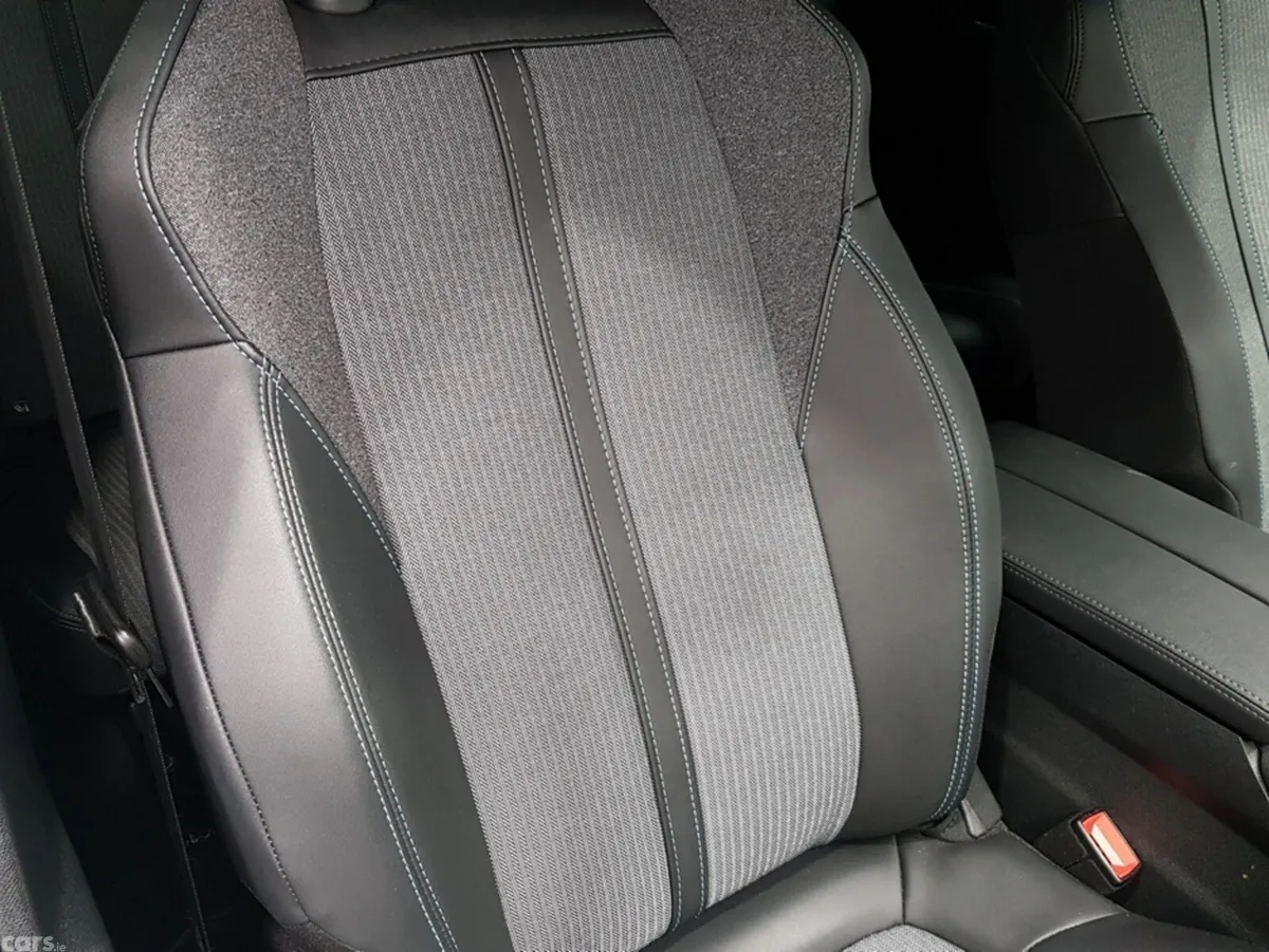 Peugeot 5008 MPV, Diesel, 2025, Grey