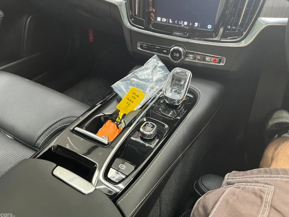 Volvo V90 Estate, Petrol Plug-in Hybrid, 2022, Black