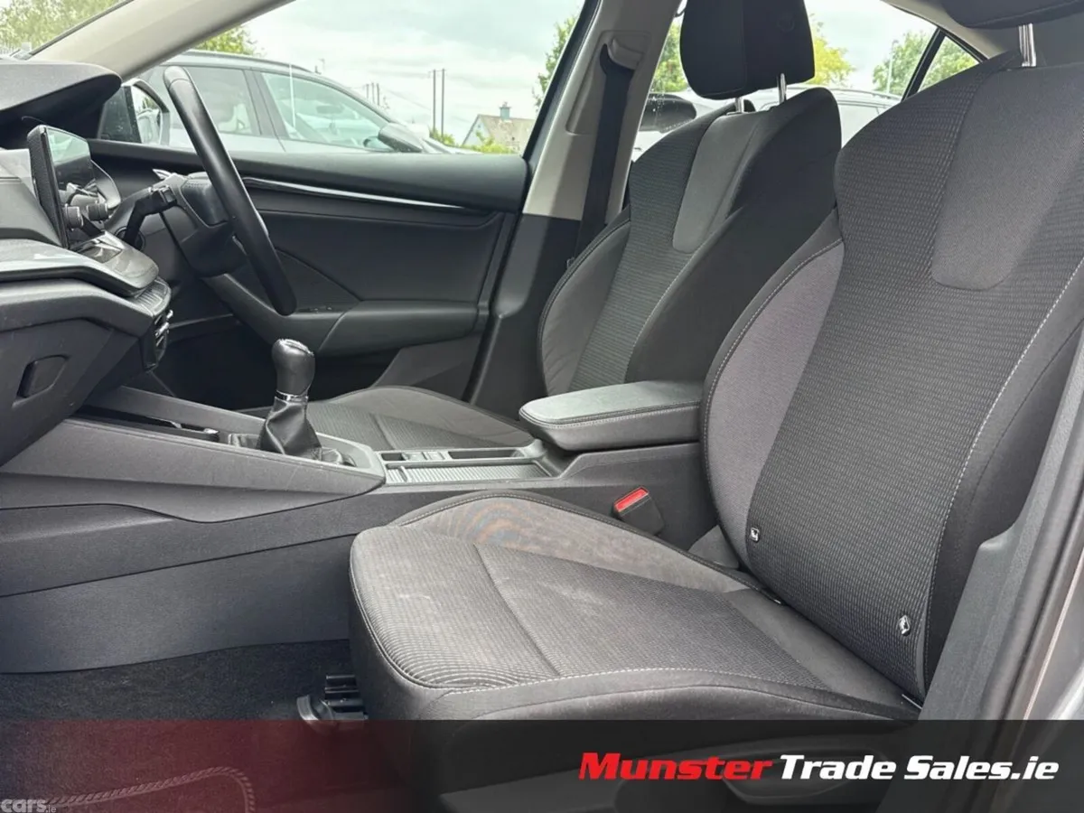 Skoda Octavia Saloon, Diesel, 2022, Grey