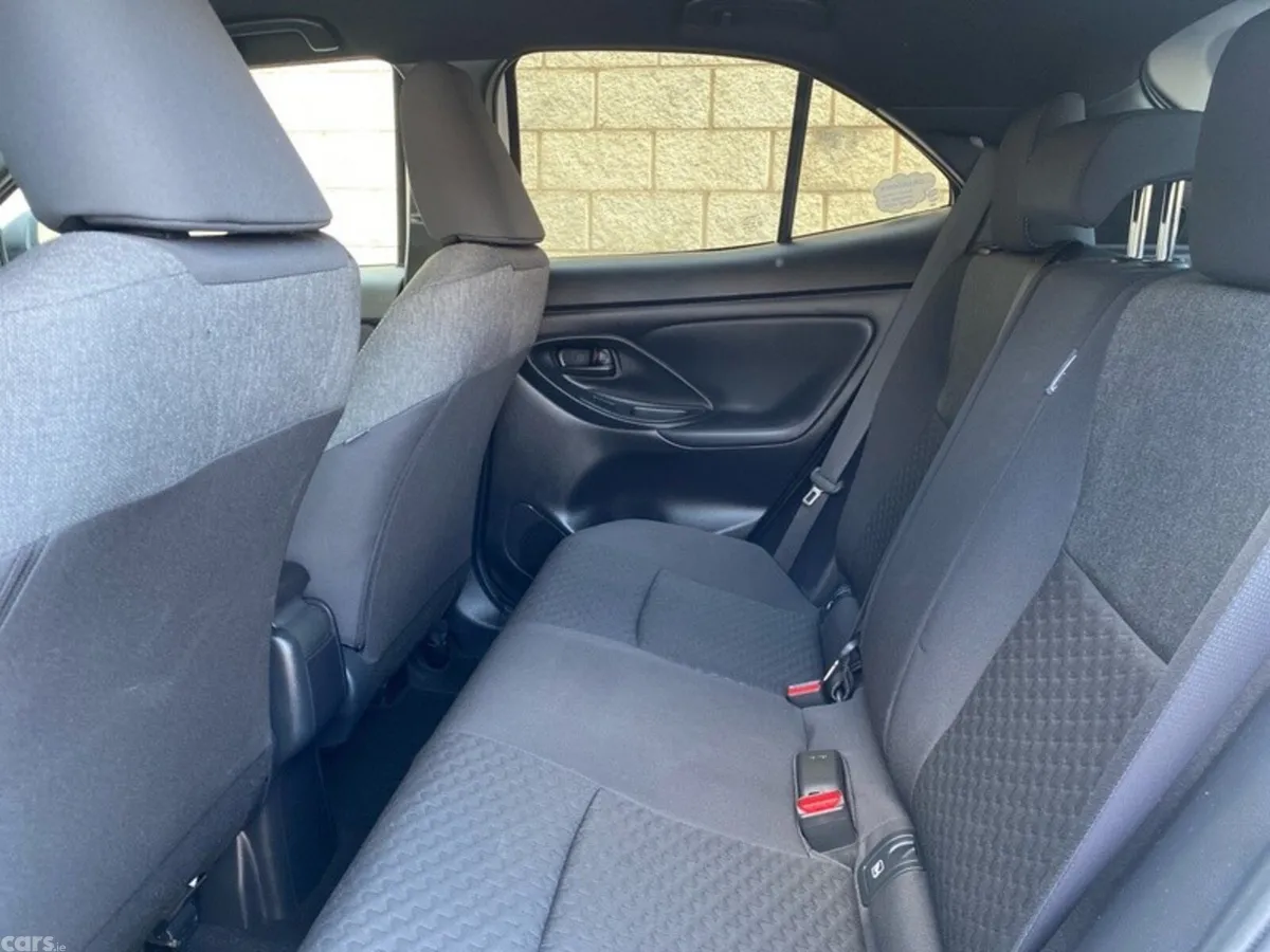 Toyota Yaris Cross Hatchback, Petrol Hybrid, 2024, White