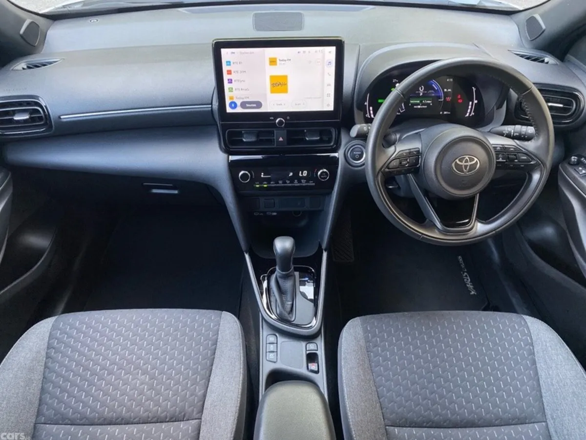 Toyota Yaris Cross Hatchback, Petrol Hybrid, 2024, White