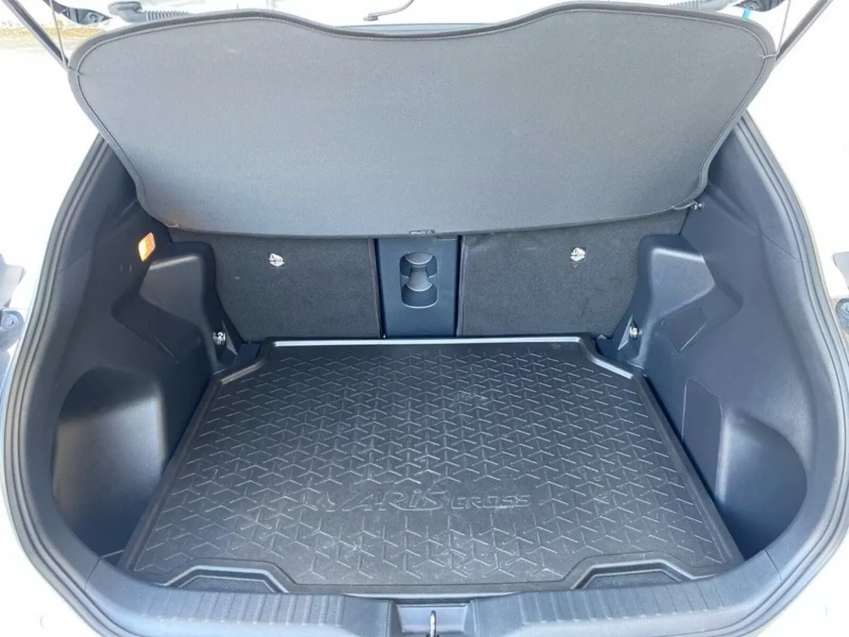 Toyota Yaris Cross Hatchback, Petrol Hybrid, 2024, White