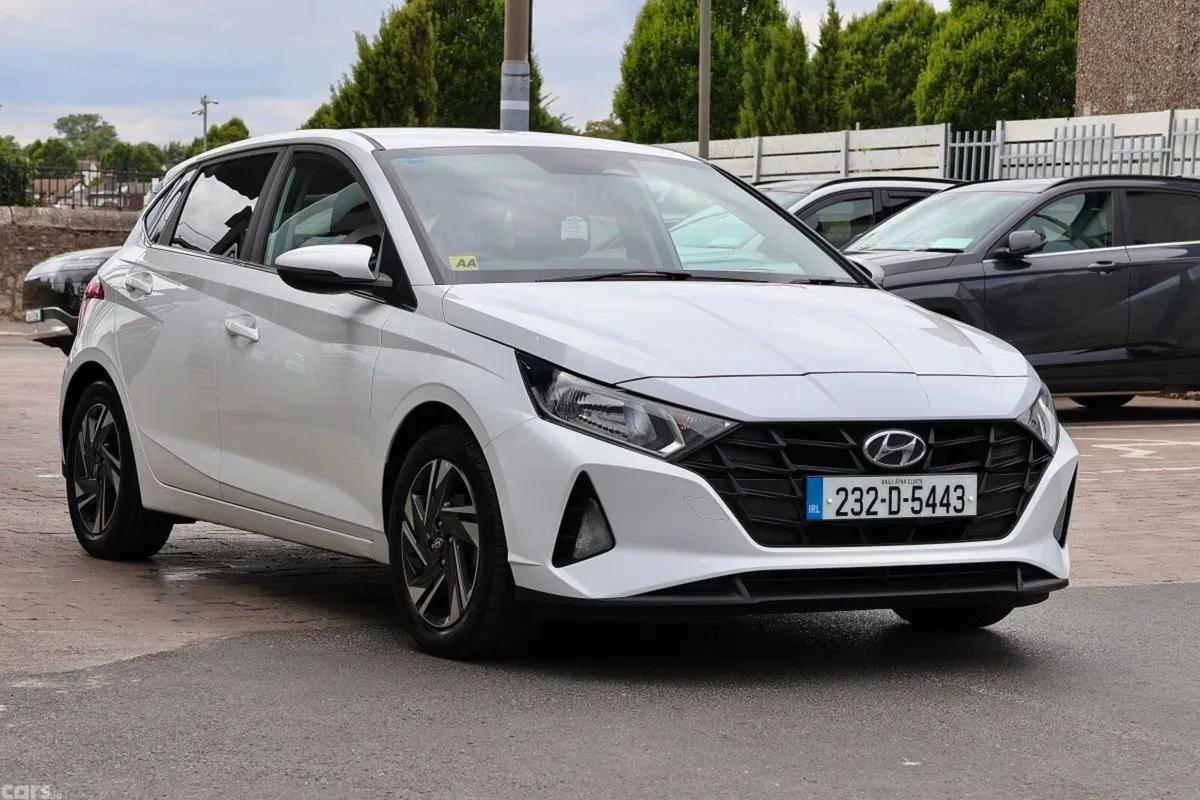 Hyundai i20 Hatchback, Petrol, 2023, White
