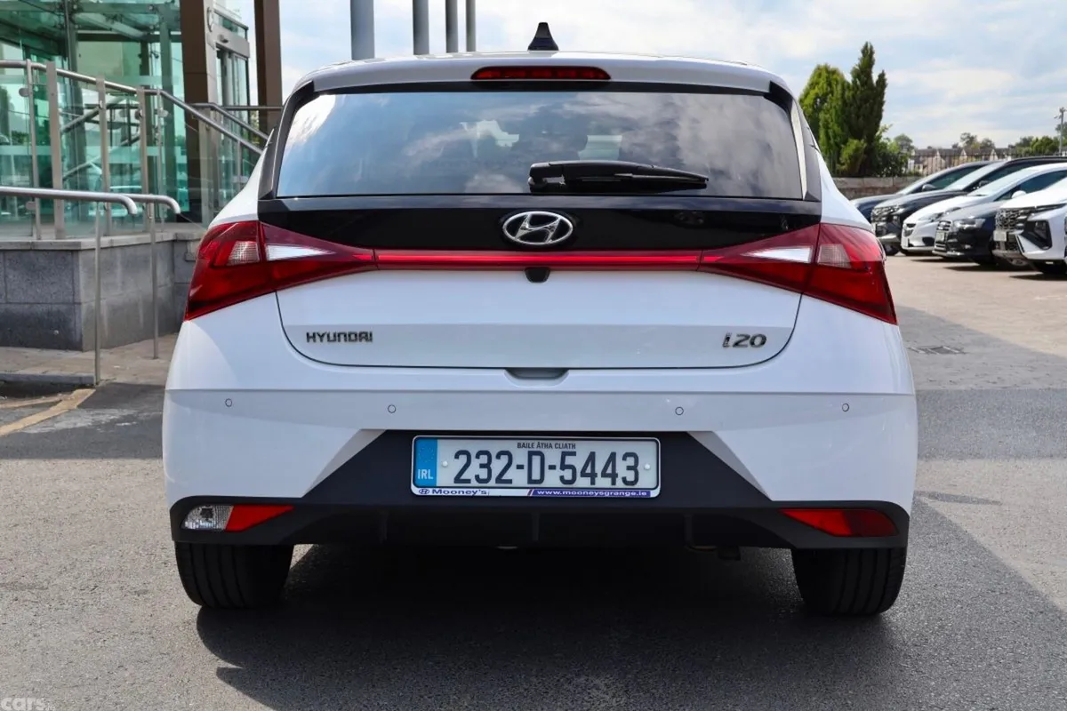 Hyundai i20 Hatchback, Petrol, 2023, White
