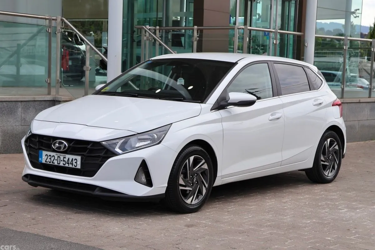 Hyundai i20 Hatchback, Petrol, 2023, White
