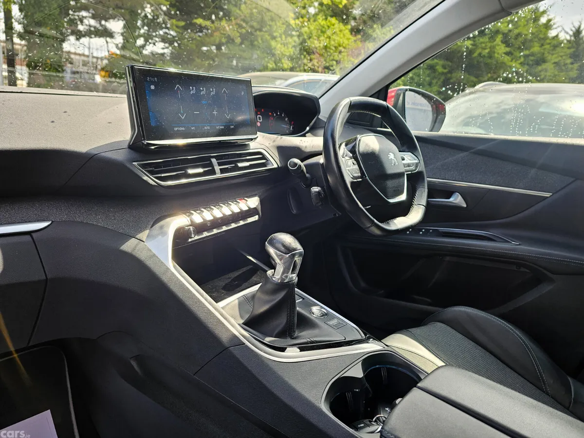 Peugeot 3008 MPV, Petrol, 2021, Red