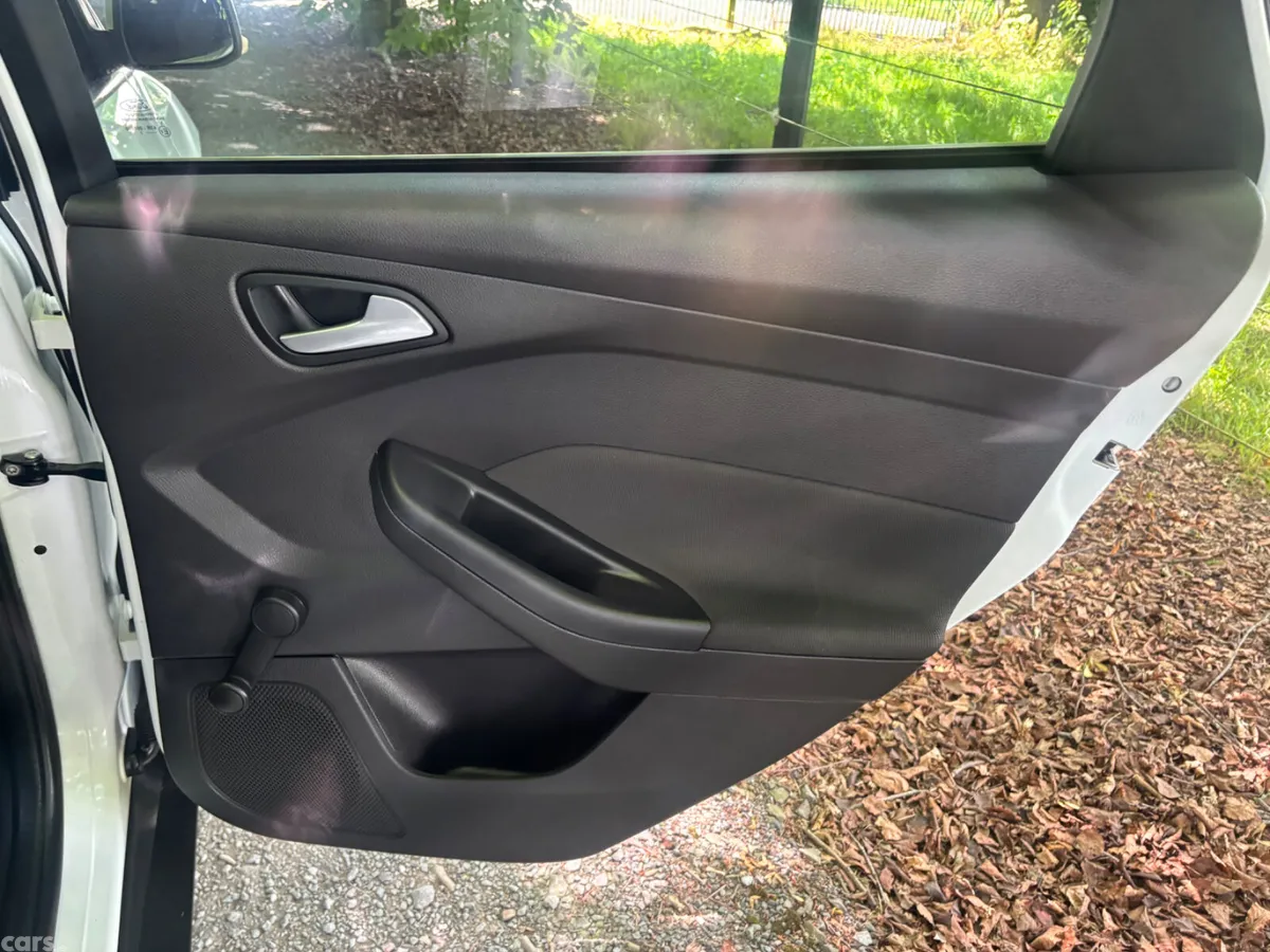 Ford Focus Hatchback, Petrol, 2013, White