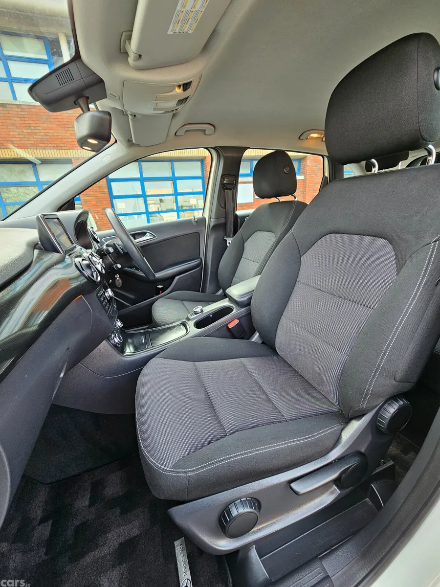 Mercedes-Benz B-Class MPV, Petrol, 2013, White