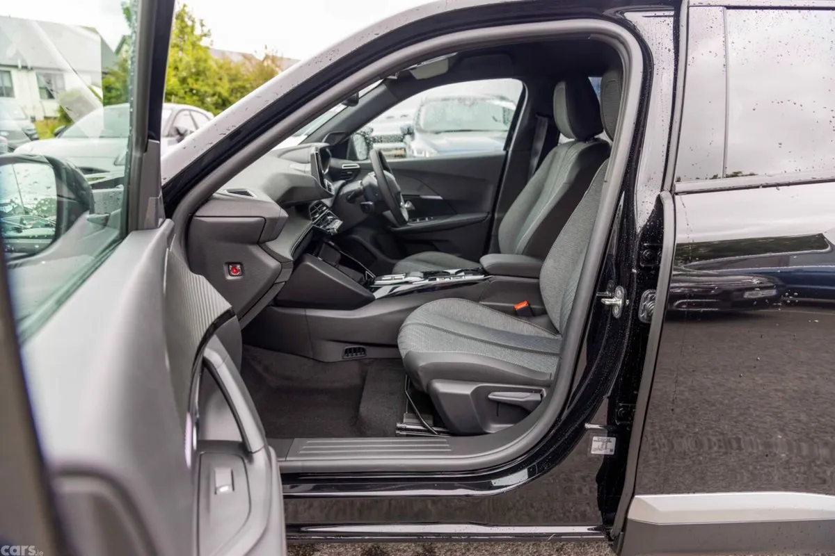 Peugeot 2008 MPV, Petrol Hybrid, 2026, Black