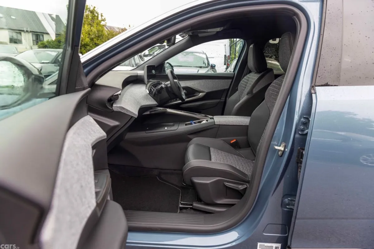 Peugeot 3008 MPV, Petrol, 2026, Blue