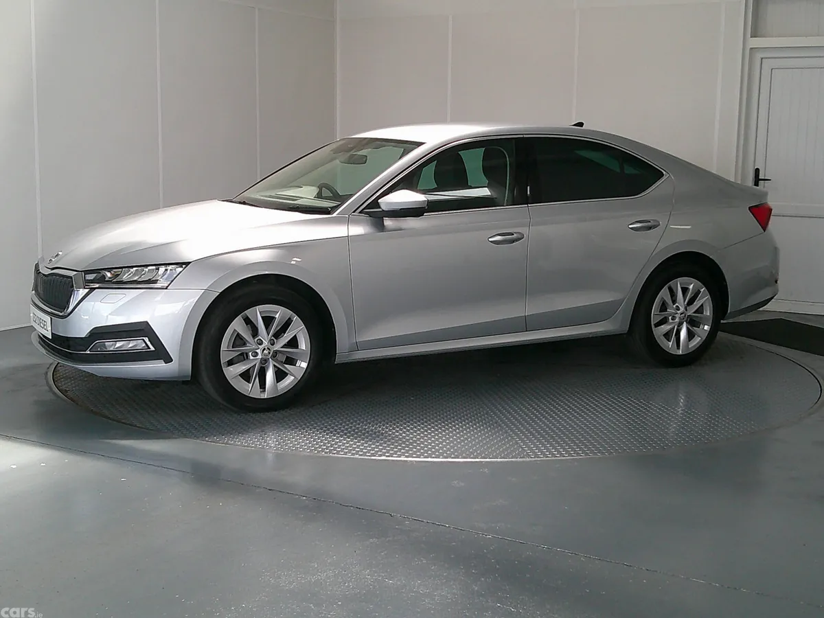 Skoda Octavia Hatchback, Diesel, 2023, Silver
