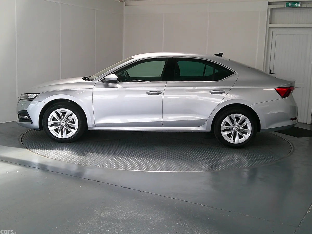 Skoda Octavia Hatchback, Diesel, 2023, Silver