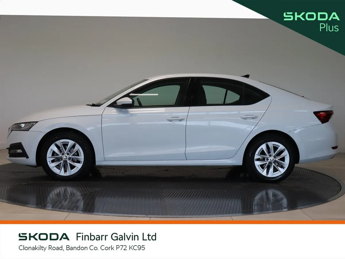 Skoda Octavia Saloon, Diesel, 2023, White