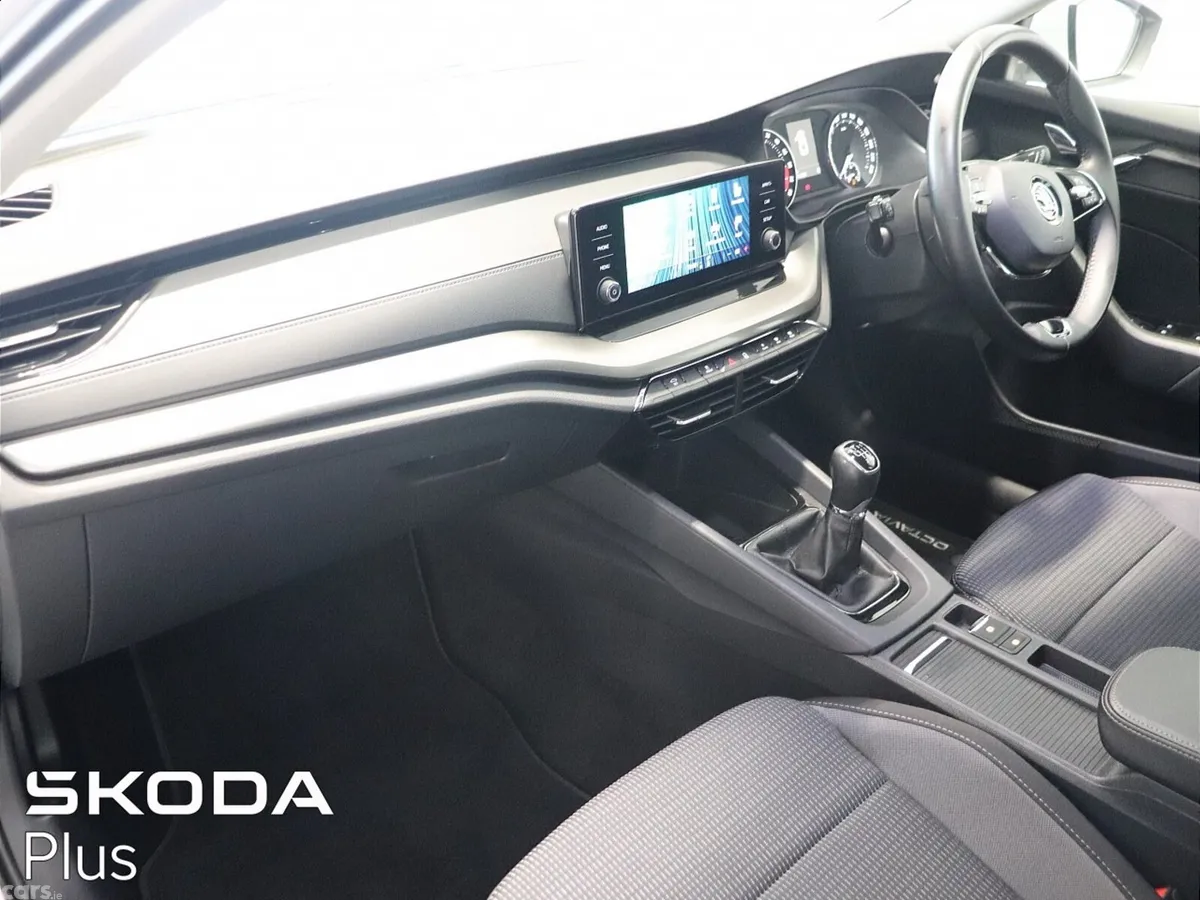 Skoda Octavia Saloon, Diesel, 2023, White