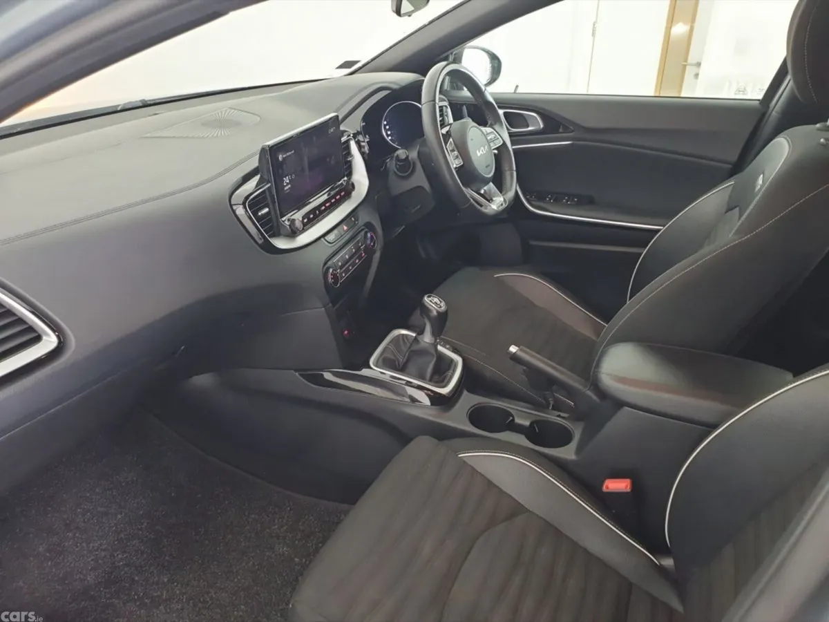 Kia Ceed Hatchback, Petrol, 2022, Grey