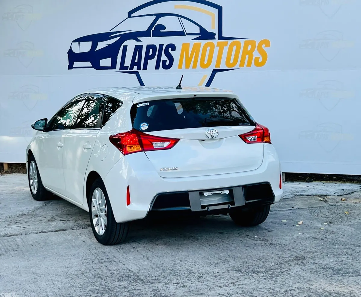 Toyota Auris Hatchback, Petrol, 2013, White