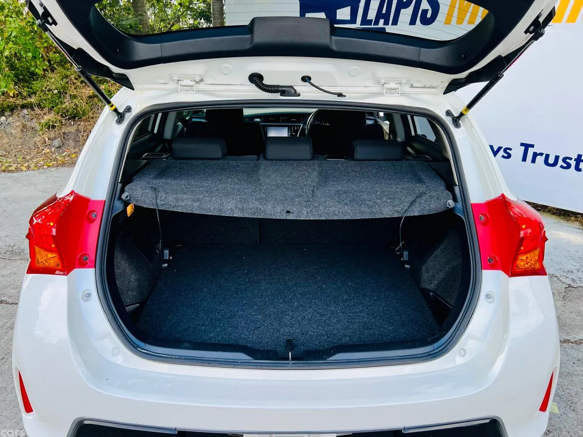 Toyota Auris Hatchback, Petrol, 2013, White