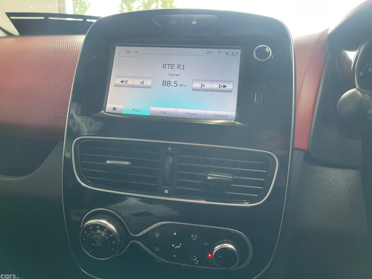 Renault Clio Hatchback, Petrol, 2017, Red