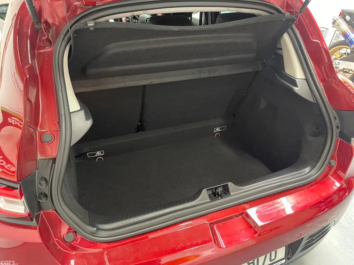 Renault Clio Hatchback, Petrol, 2017, Red