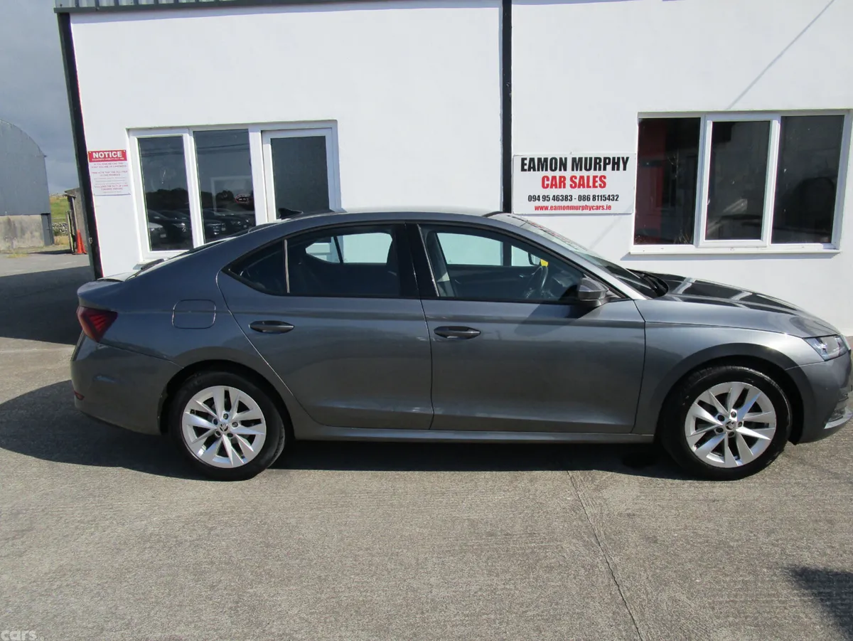 Skoda Octavia Saloon, Diesel, 2023, Grey