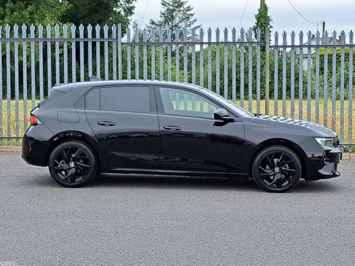 Opel Astra Hatchback, Petrol, 2023, Black