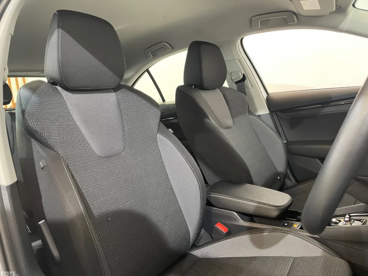 Skoda Octavia Hatchback, Diesel, 2023, Grey