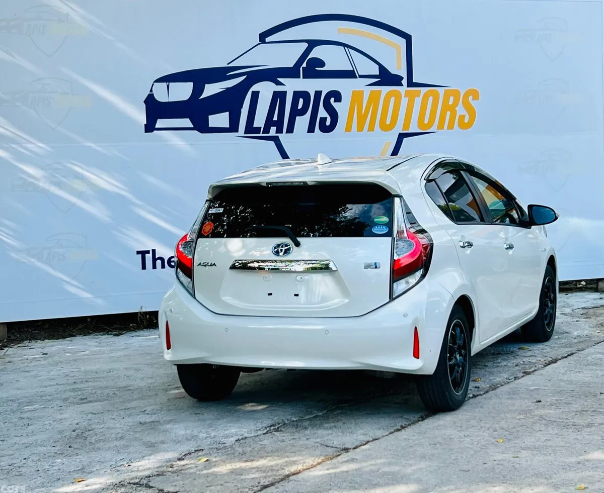 Toyota Aqua Hatchback, Petrol Hybrid, 2018, White