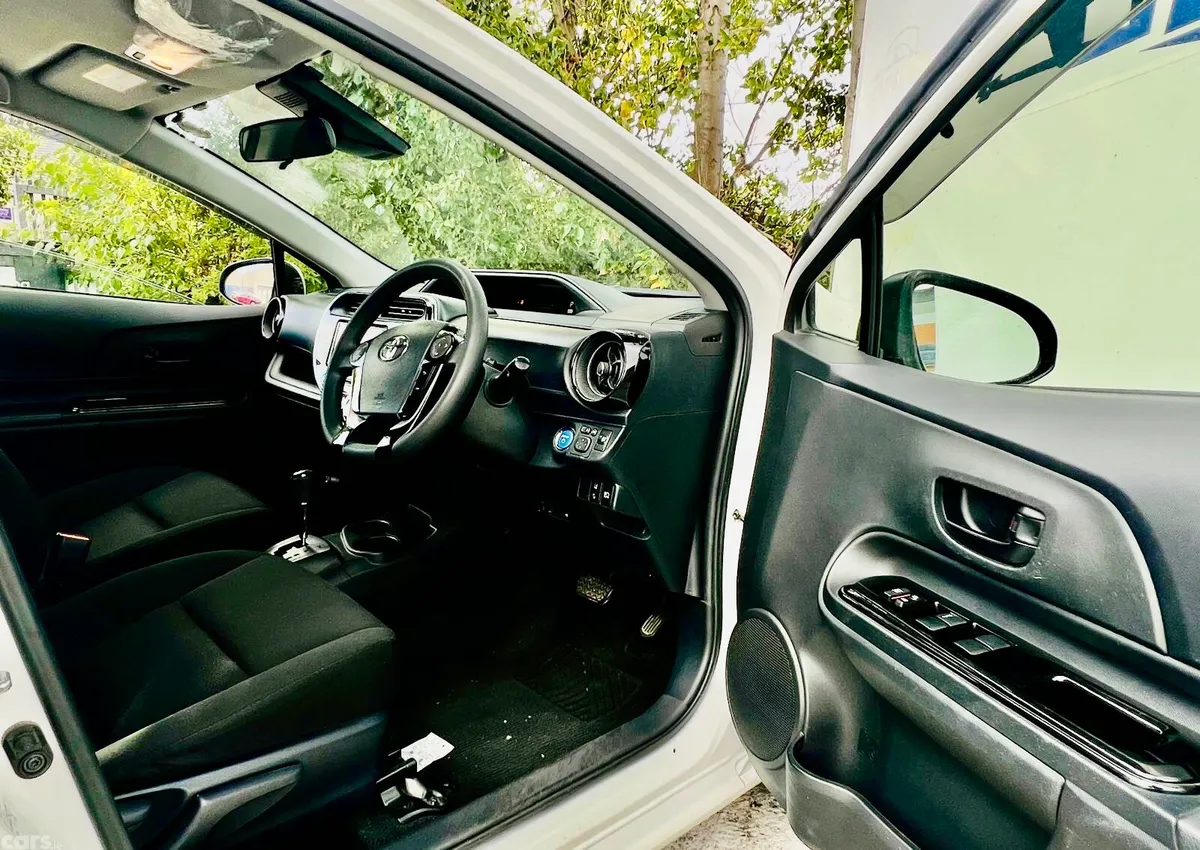 Toyota Aqua Hatchback, Petrol Hybrid, 2018, White