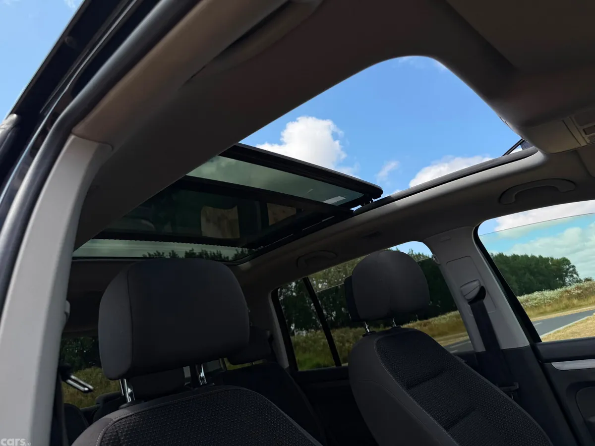 Volkswagen Touran MPV, Diesel, 2015, Black