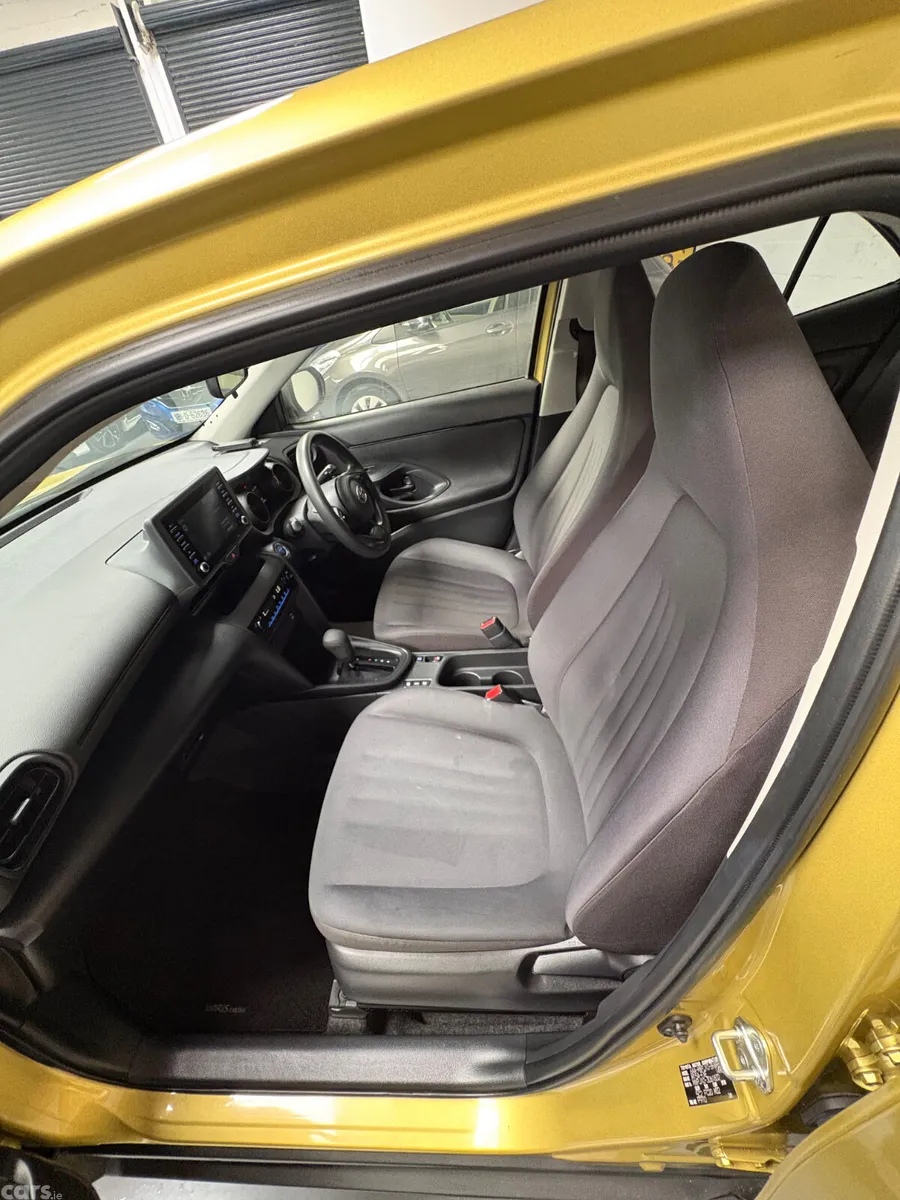 Toyota Yaris Cross Estate, Petrol Hybrid, 2022, Gold