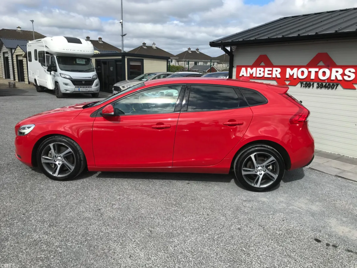 Volvo V40 Hatchback, Diesel, 2018, Red
