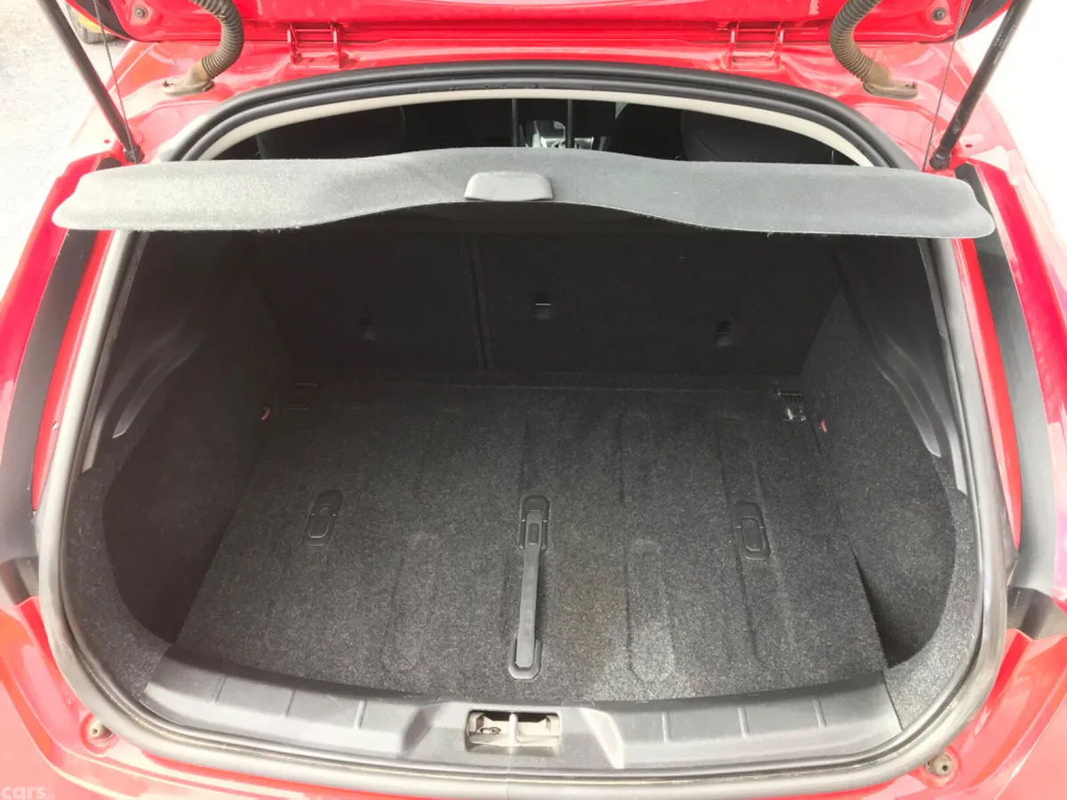 Volvo V40 Hatchback, Diesel, 2018, Red