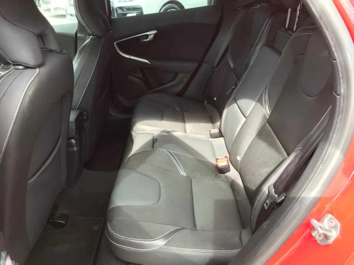 Volvo V40 Hatchback, Diesel, 2018, Red