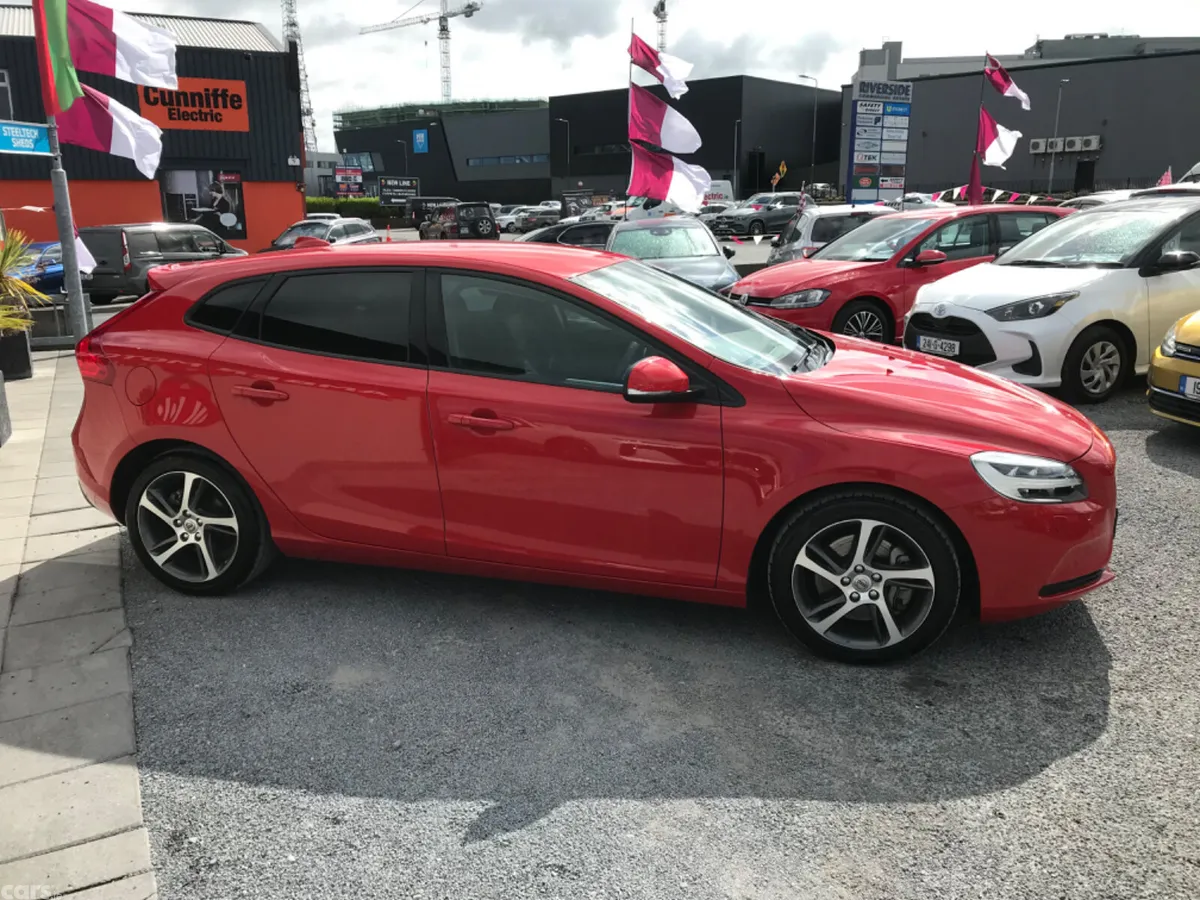 Volvo V40 Hatchback, Diesel, 2018, Red
