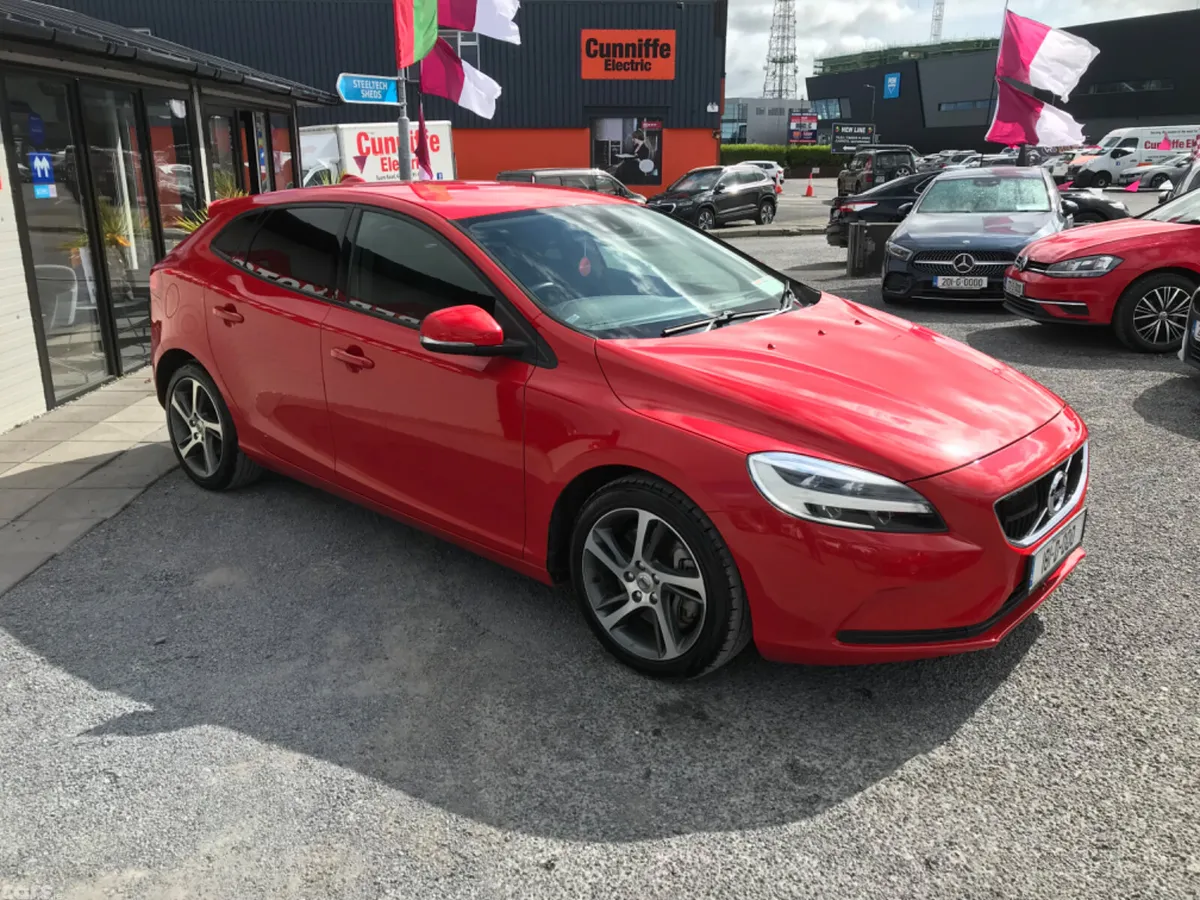 Volvo V40 Hatchback, Diesel, 2018, Red