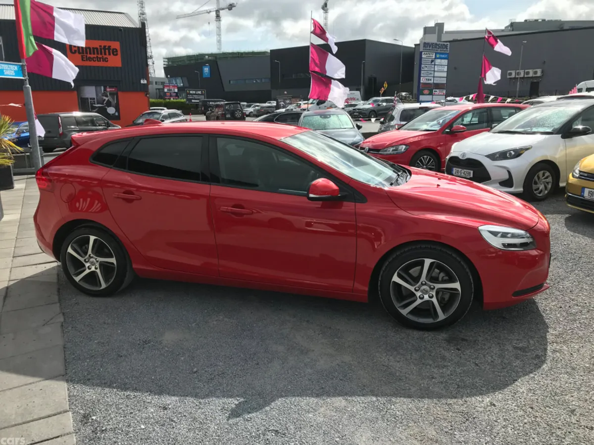 Volvo V40 Hatchback, Diesel, 2018, Red