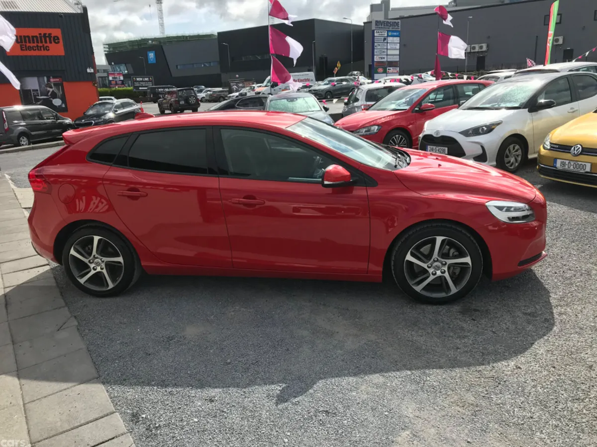 Volvo V40 Hatchback, Diesel, 2018, Red